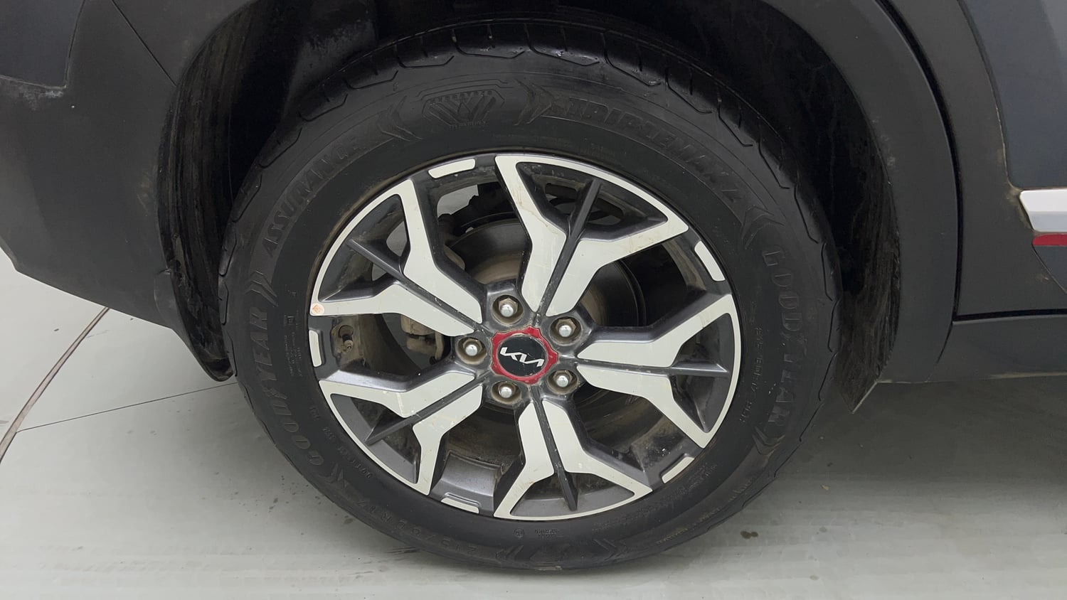 Used 2023 Kia Seltos GTX Plus 1.4 DCT Petrol Automatic tyres RIGHT REAR TYRE RIM VIEW