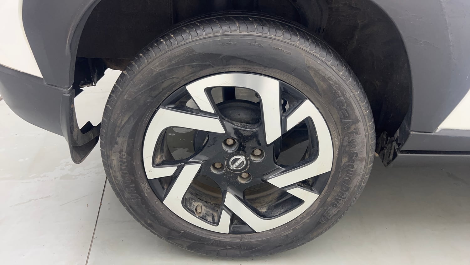 Used 2022 Nissan Magnite XV Turbo Petrol Manual tyres RIGHT REAR TYRE RIM VIEW
