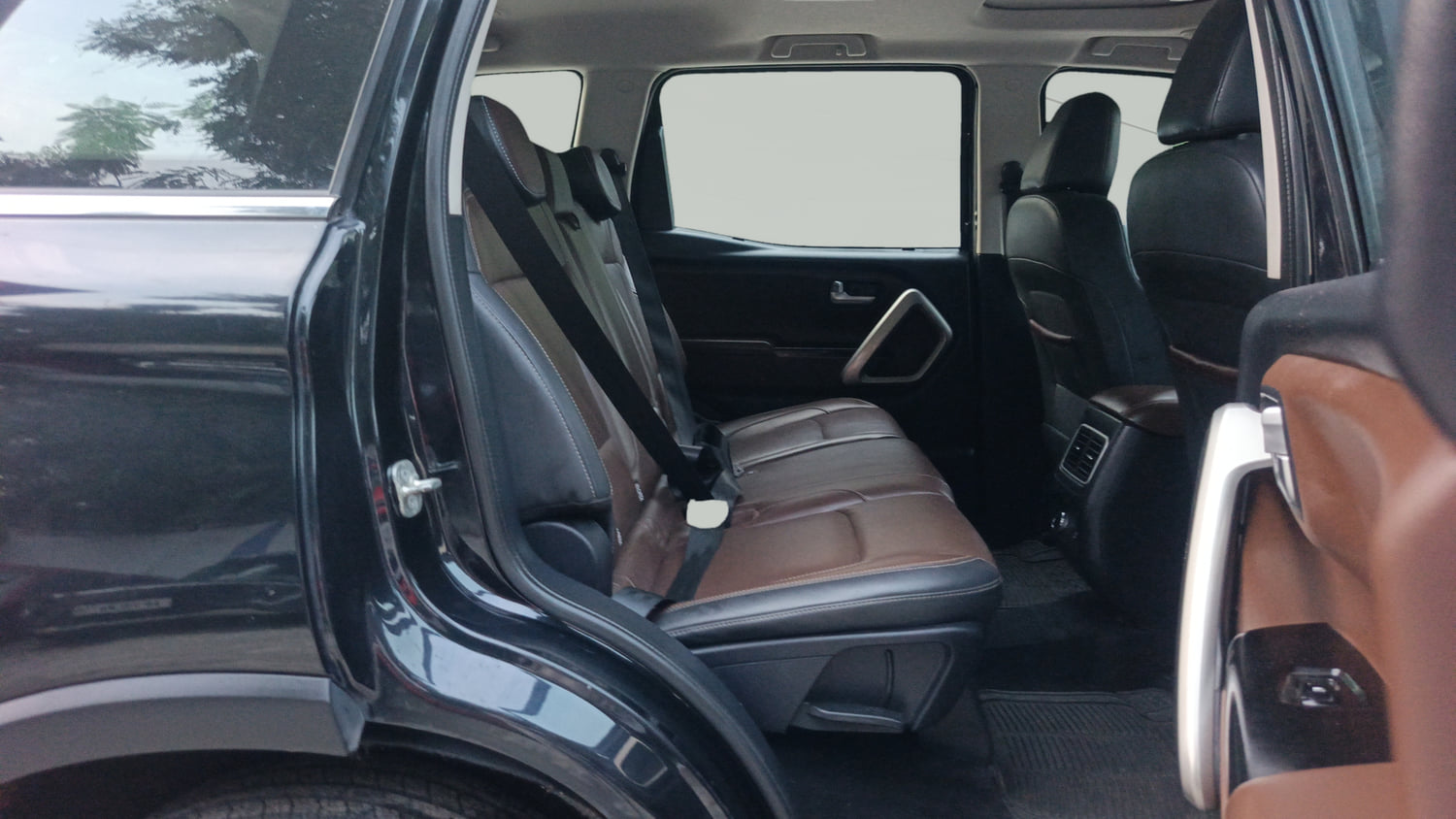 Used 2022 Mahindra Scorpio N Z8 L Diesel AT 4WD 7 STR Diesel Automatic interior RIGHT SIDE REAR DOOR CABIN VIEW