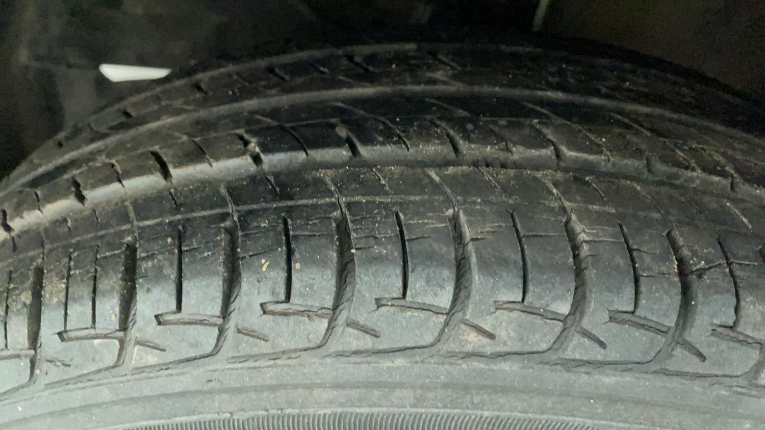 Used 2016 Maruti Suzuki Baleno Delta 1.2 Petrol Manual tyres LEFT FRONT TYRE TREAD VIEW