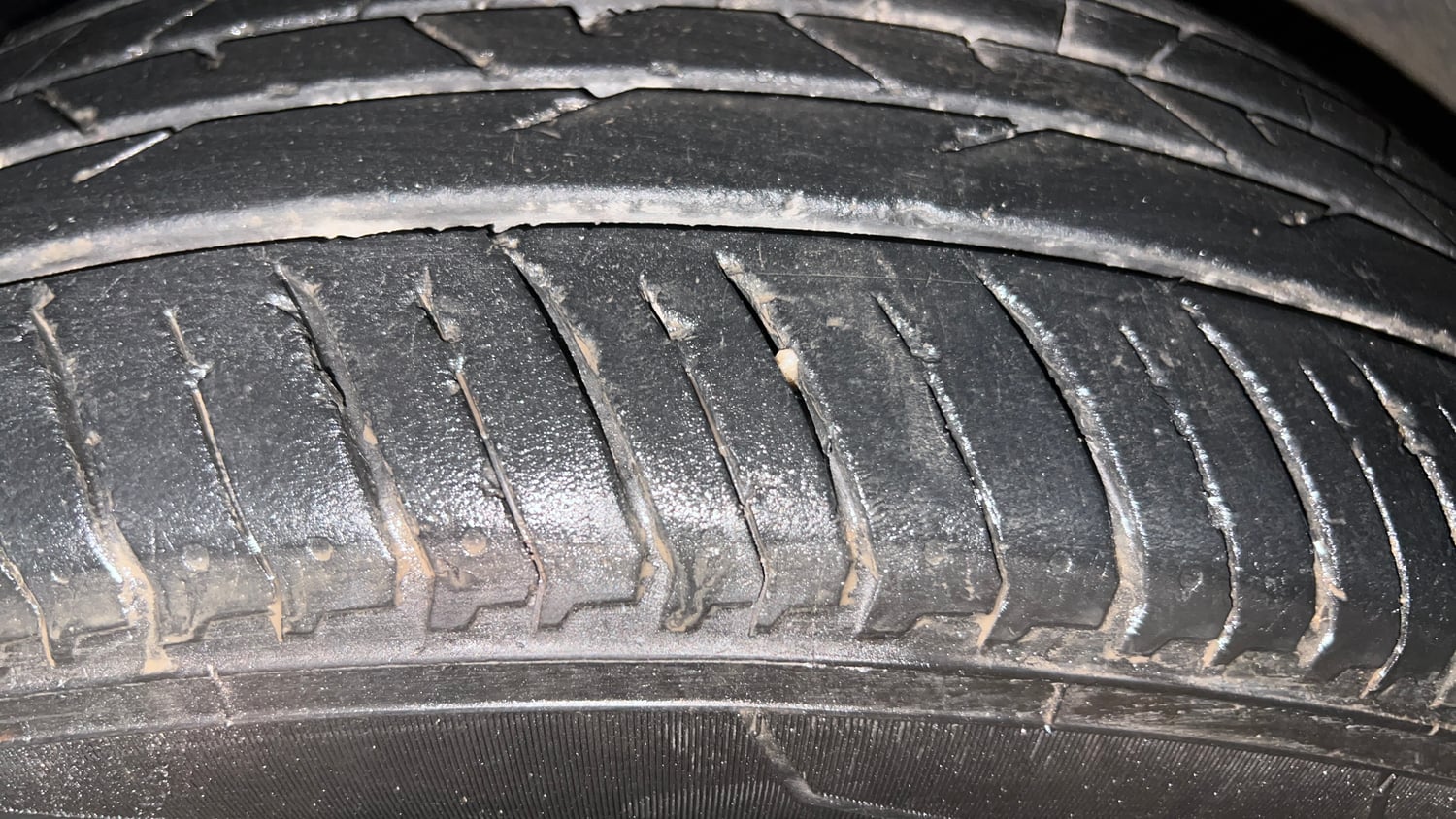 Used 2024 Nissan Magnite XE Petrol Manual tyres LEFT FRONT TYRE TREAD VIEW
