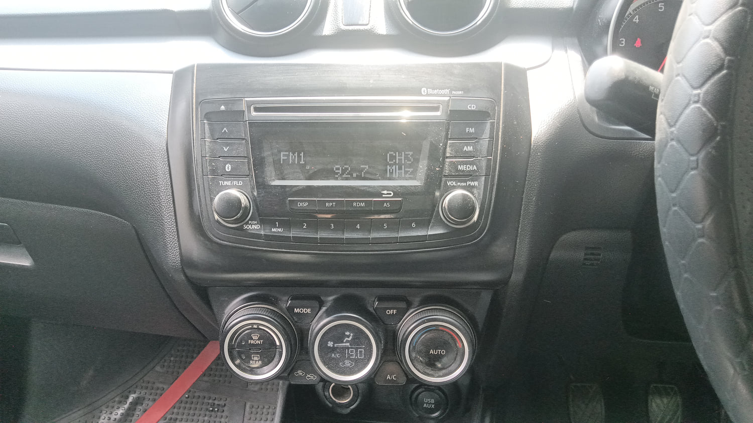 Used 2019 Maruti Suzuki Swift ZXi Petrol Manual interior MUSIC SYSTEM & AC CONTROL VIEW