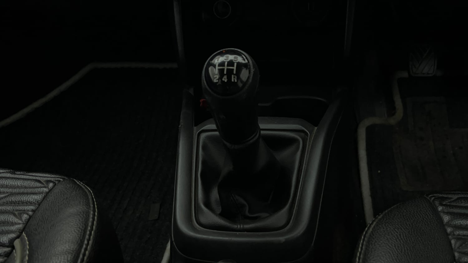Used 2024 Maruti Suzuki Swift VXi (O) Petrol Manual interior GEAR  KNOB VIEW