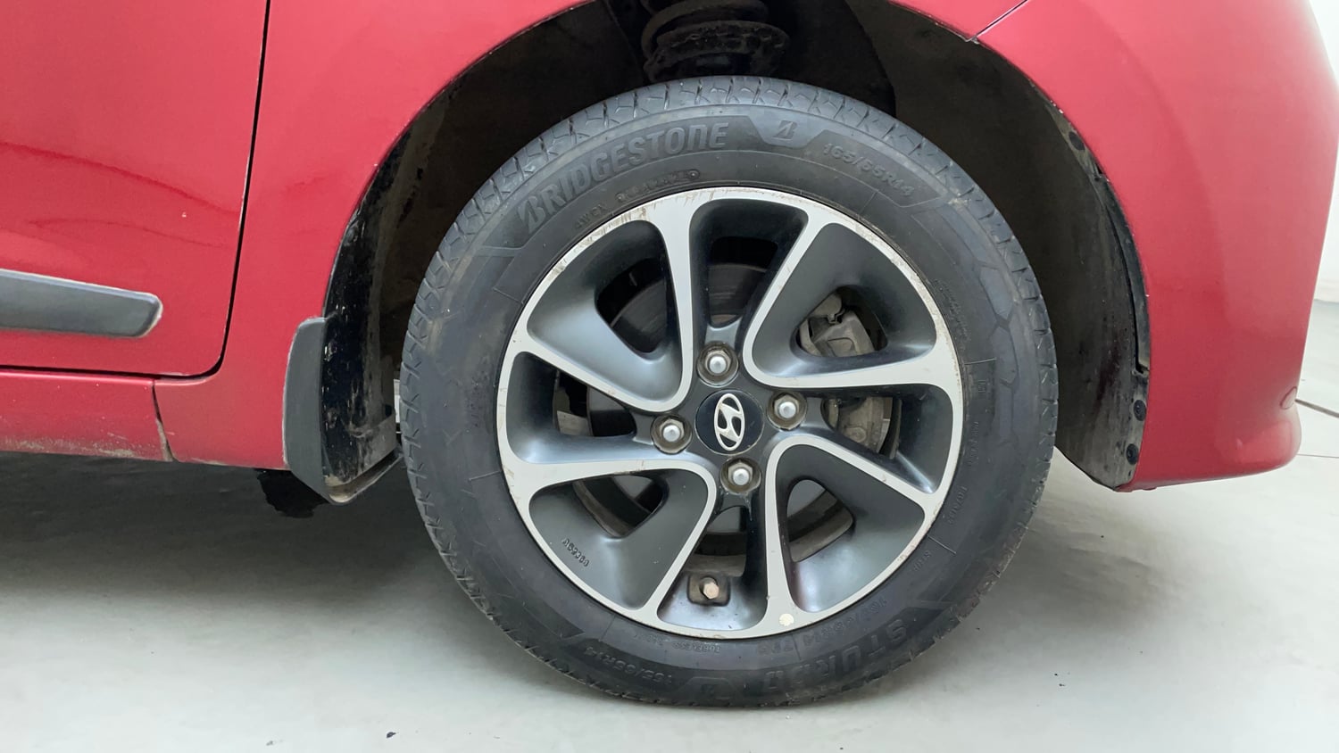 Used 2018 Hyundai Grand i10 Sportz AT 1.2 Kappa VTVT Petrol Automatic tyres RIGHT FRONT TYRE RIM VIEW