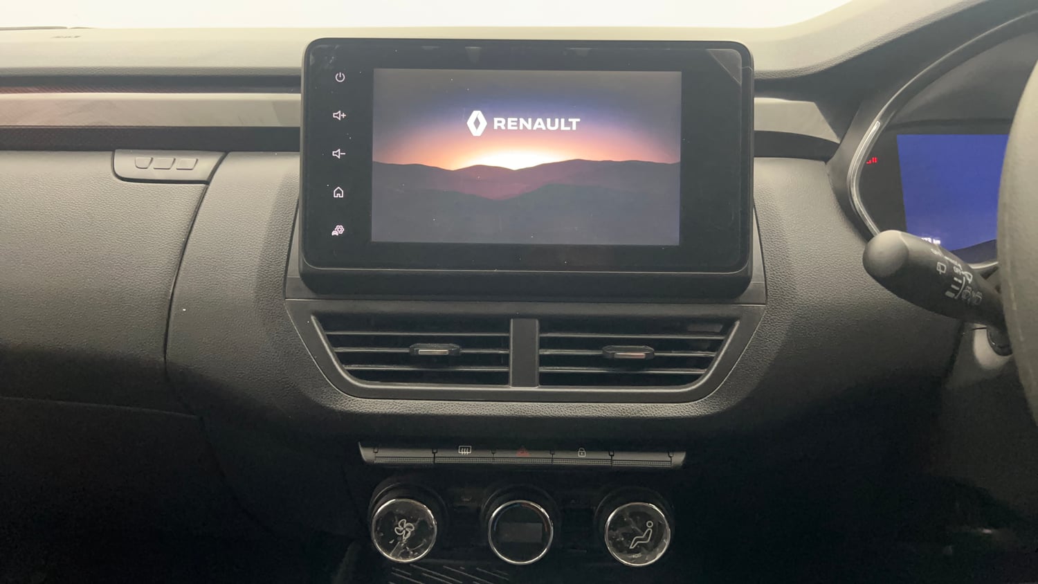 Used 2023 Renault Kiger RXZ AMT Dual Tone Petrol Automatic top_features Integrated (in-dash) music system