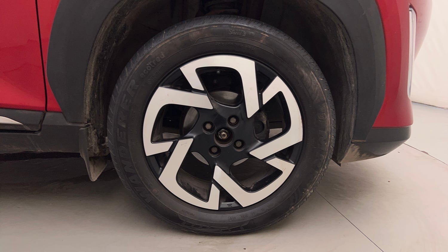 Used 2023 Nissan Magnite XV Premium Turbo CVT Petrol Automatic tyres RIGHT FRONT TYRE RIM VIEW
