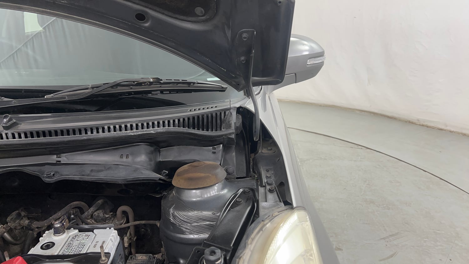 Used 2012 Maruti Suzuki Swift VXi Petrol Manual engine ENGINE LEFT SIDE HINGE & APRON VIEW