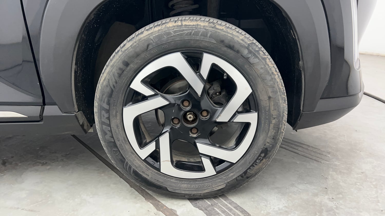 Used 2023 Nissan Magnite XV Premium Turbo Petrol Manual tyres RIGHT FRONT TYRE RIM VIEW