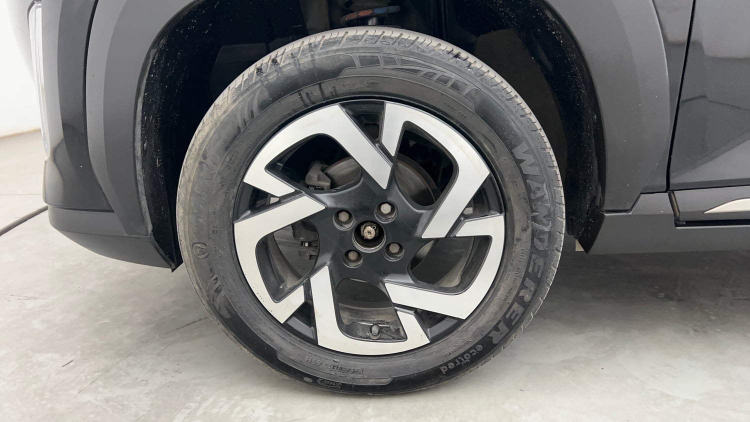 Used 2023 Nissan Magnite XV Premium Turbo Petrol Manual tyres LEFT FRONT TYRE RIM VIEW