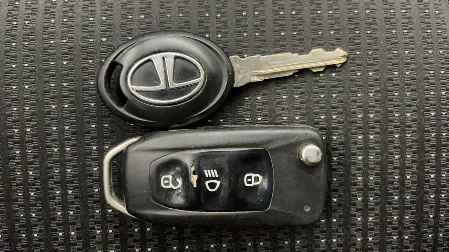 Used 2018 Tata Tigor Revotron XZ (O) Petrol Manual extra CAR KEY VIEW
