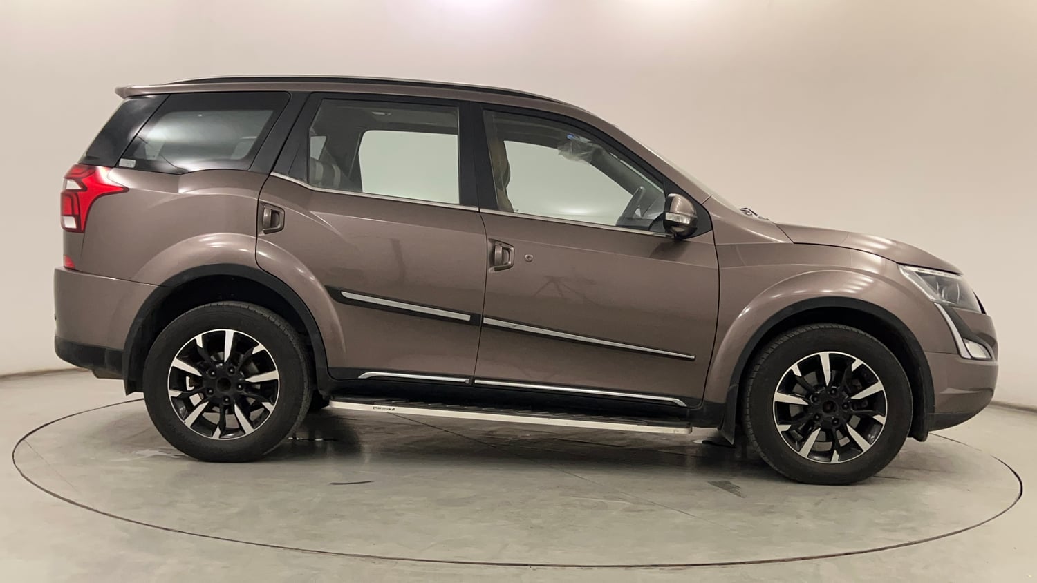Used 2021 Mahindra XUV500 W11 Diesel Manual exterior RIGHT SIDE VIEW
