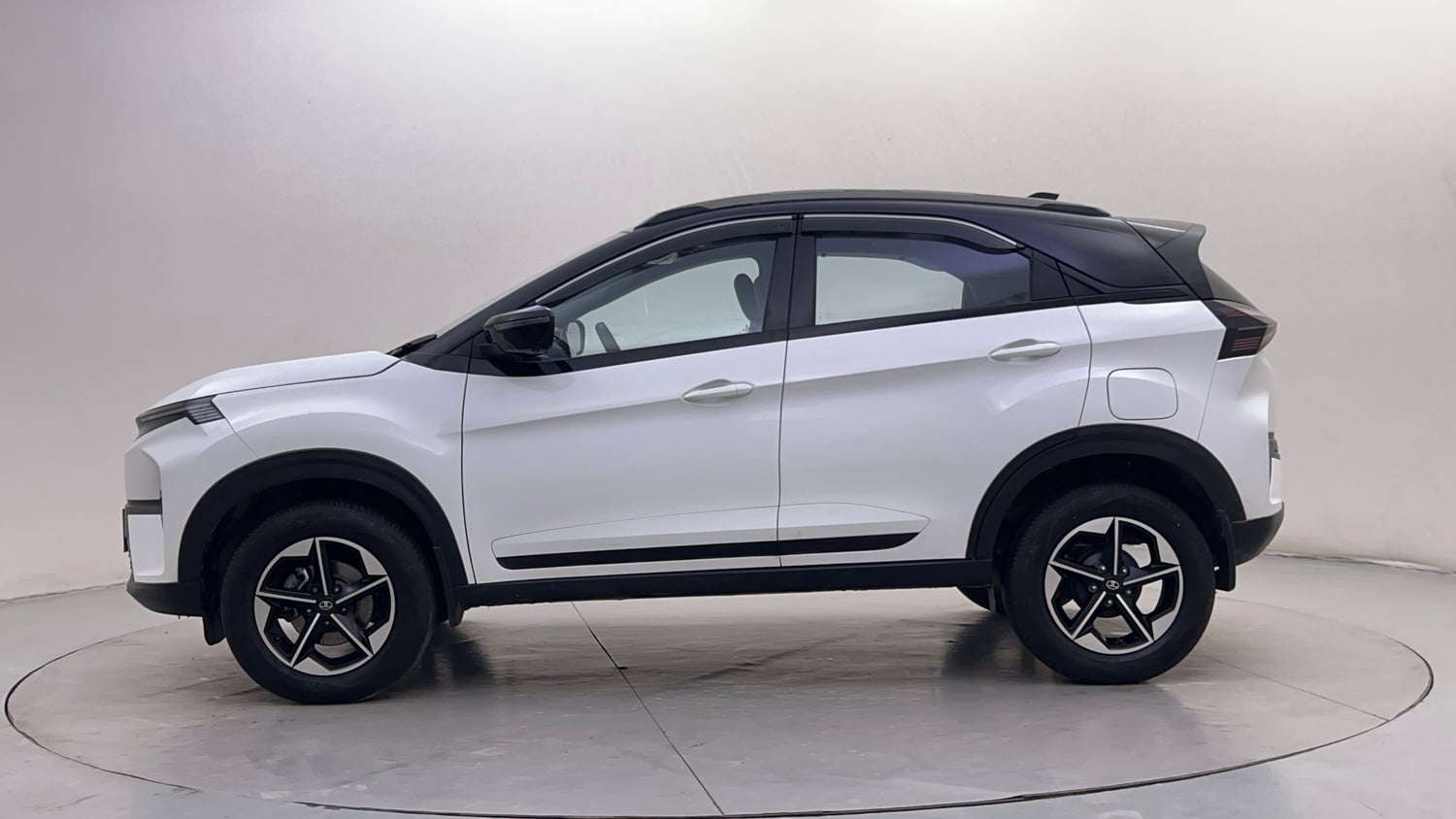Used 2025 Tata Nexon Fearless Plus (PS) 1.2 Petrol DCA Dual Tone Petrol Automatic exterior LEFT SIDE VIEW