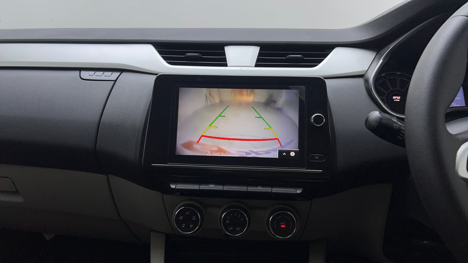 Used 2021 Renault Triber RXZ EASY-R AMT Petrol Automatic top_features Rear camera