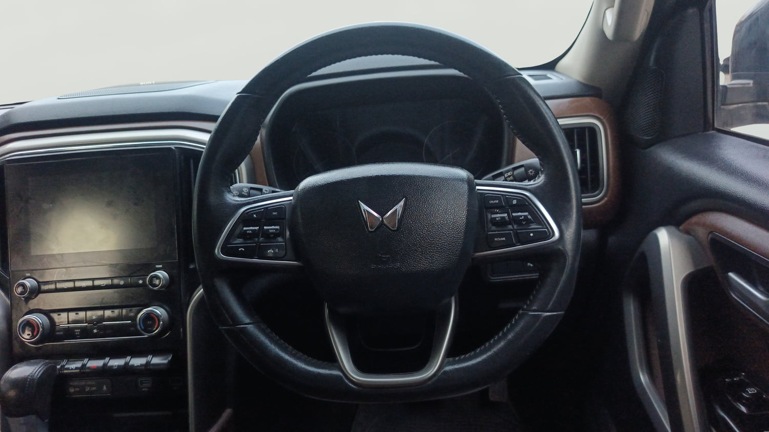 Used 2022 Mahindra Scorpio N Z8 L Diesel AT 4WD 7 STR Diesel Automatic interior STEERING VIEW