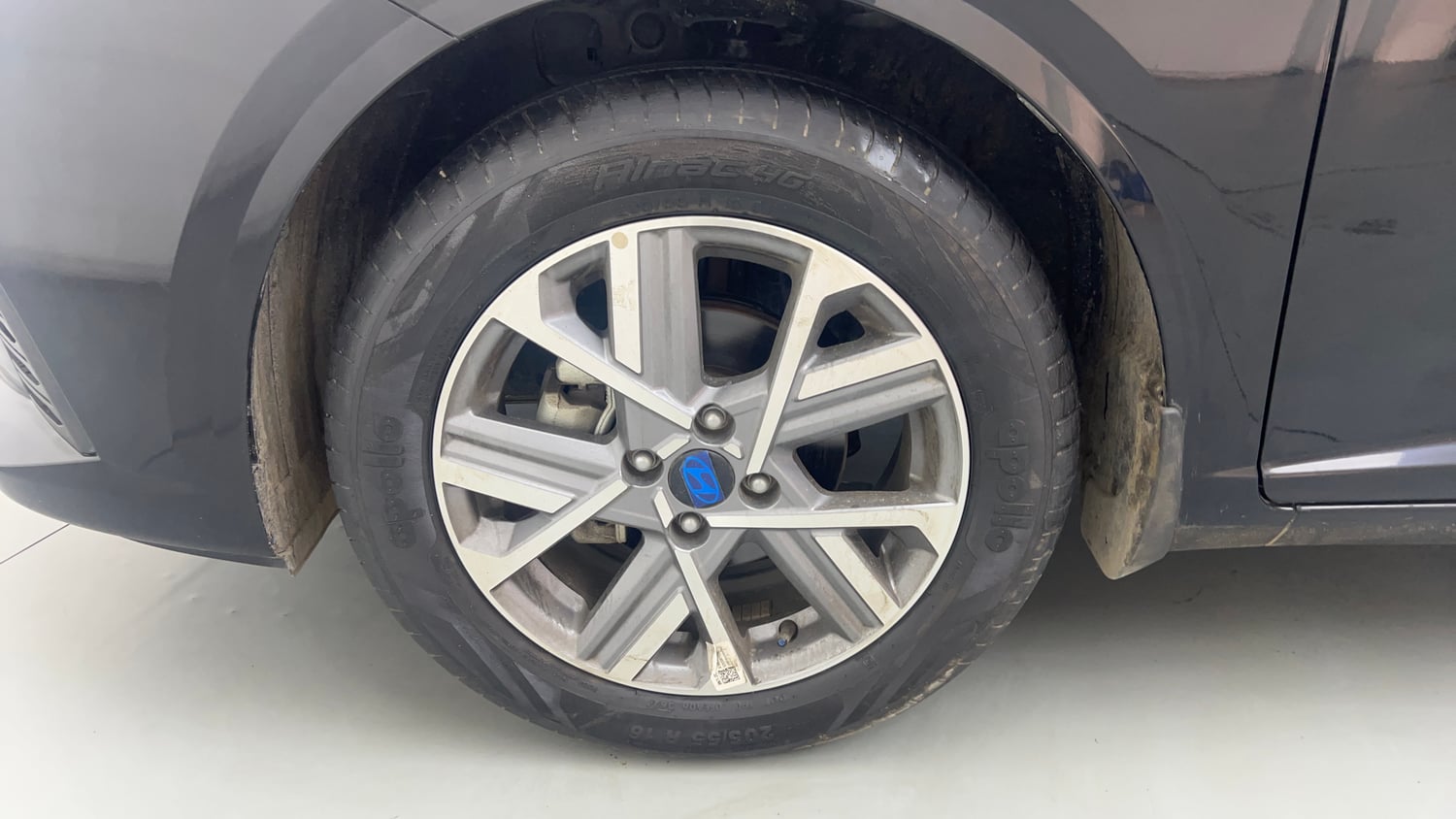 Used 2024 Hyundai Verna SX 1.5 Petrol MT Petrol Manual tyres LEFT FRONT TYRE RIM VIEW