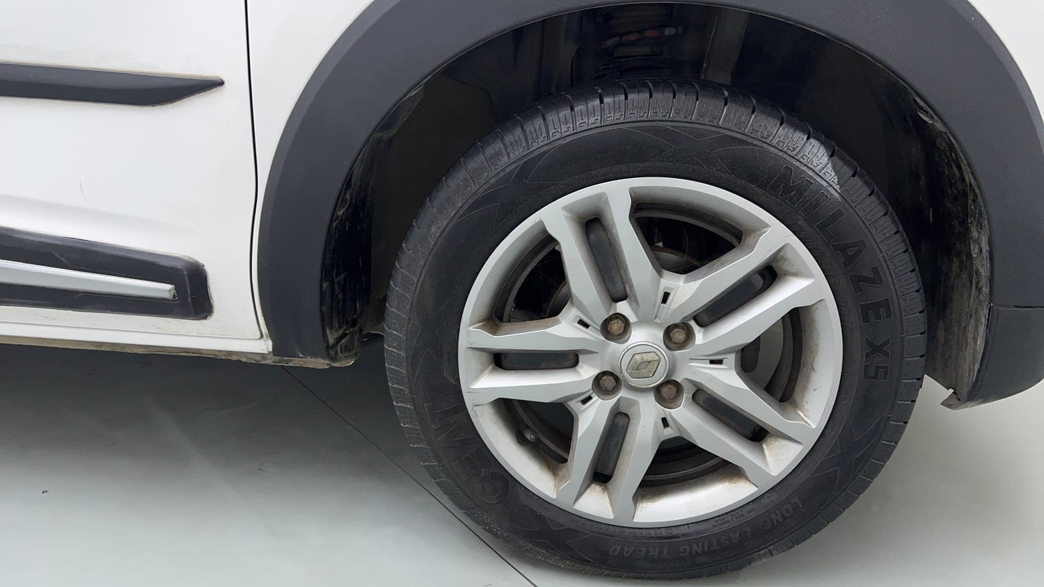 Used 2021 Renault Triber RXZ EASY-R AMT Petrol Automatic tyres RIGHT FRONT TYRE RIM VIEW