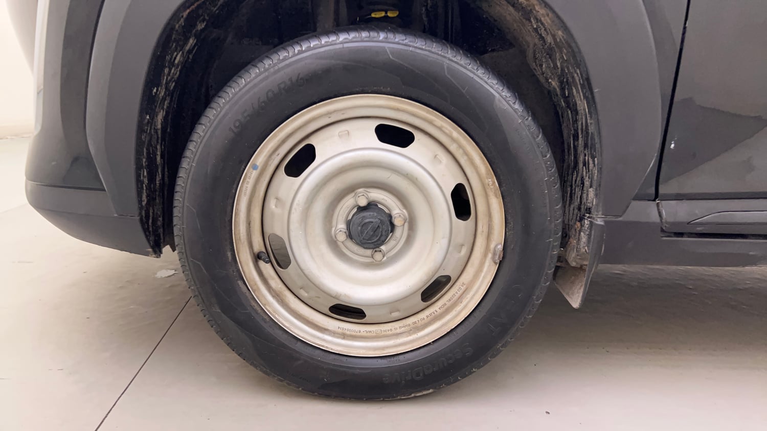 Used 2024 Nissan Magnite XE Petrol Manual tyres LEFT FRONT TYRE RIM VIEW