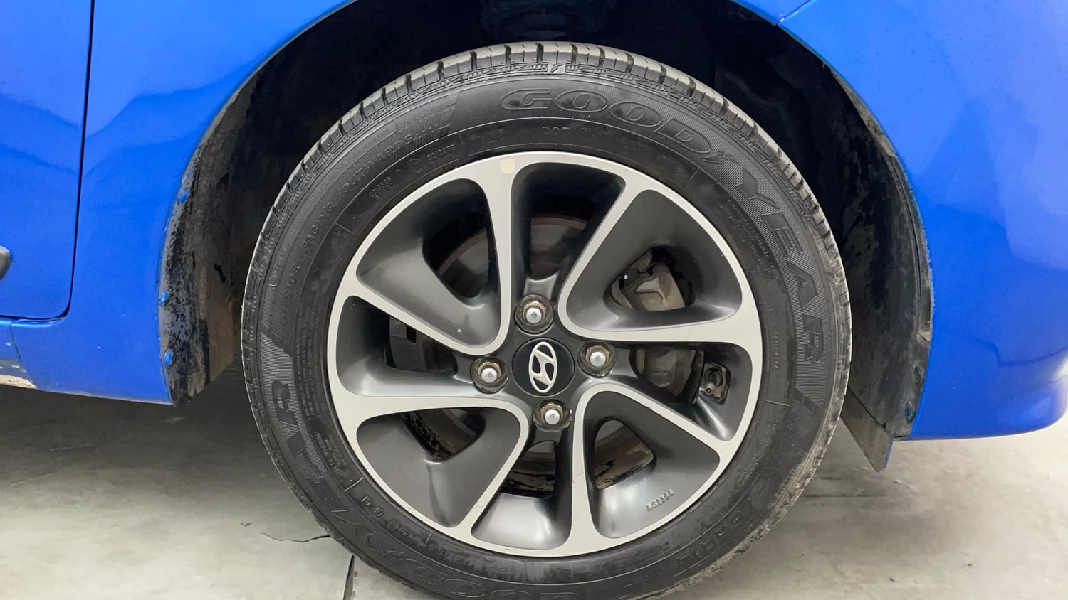Used 2019 Hyundai Grand i10 Sportz AT 1.2 Kappa VTVT Petrol Automatic tyres RIGHT FRONT TYRE RIM VIEW