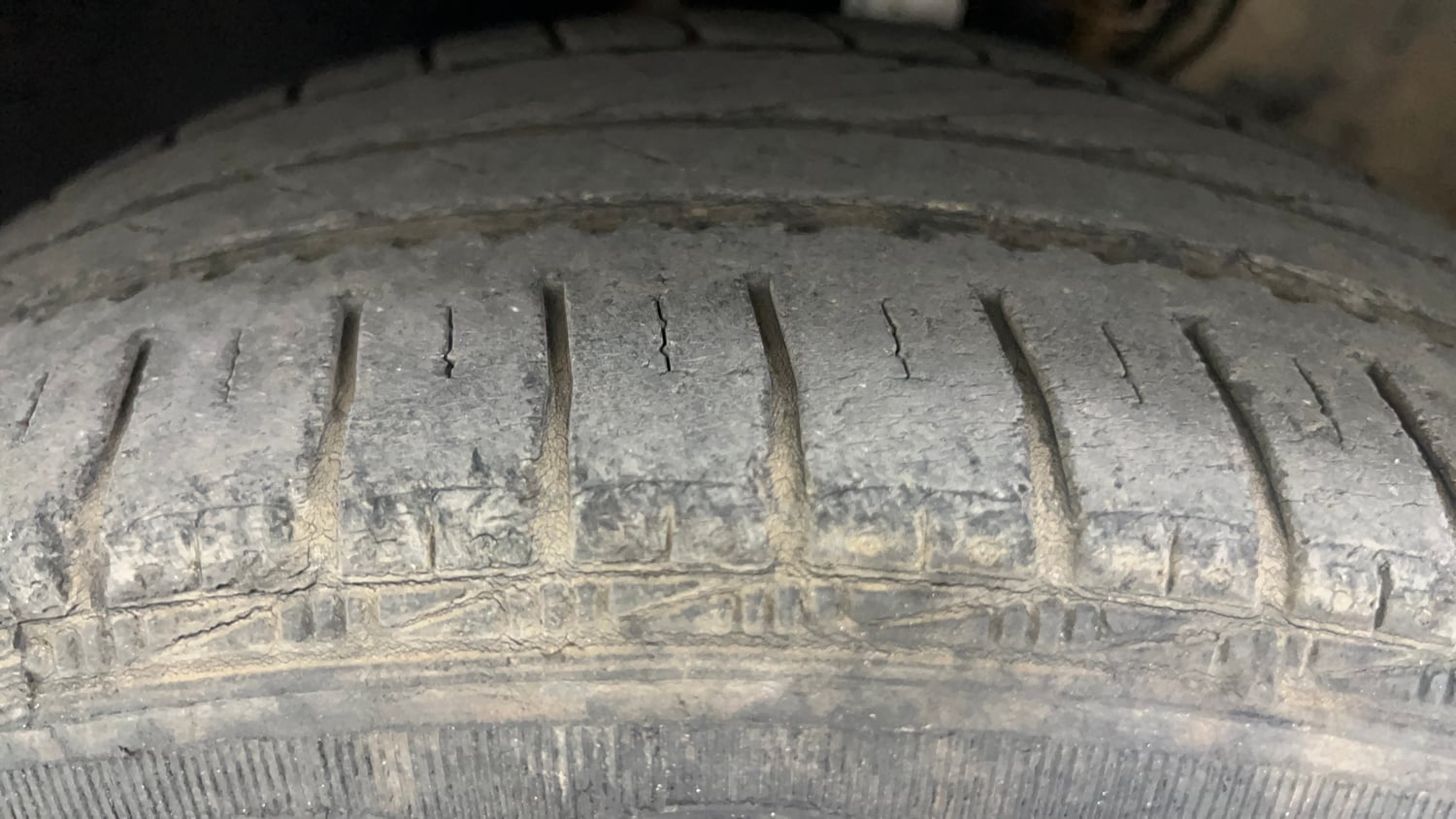 Used 2015 Volkswagen Polo Highline1.2L (P) Petrol Manual tyres LEFT FRONT TYRE TREAD VIEW