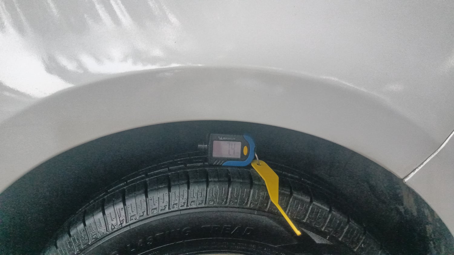 Used 2017 Ford Figo Trend 1.2 Ti-VCT Petrol Manual tyres RIGHT FRONT TYRE TREAD VIEW