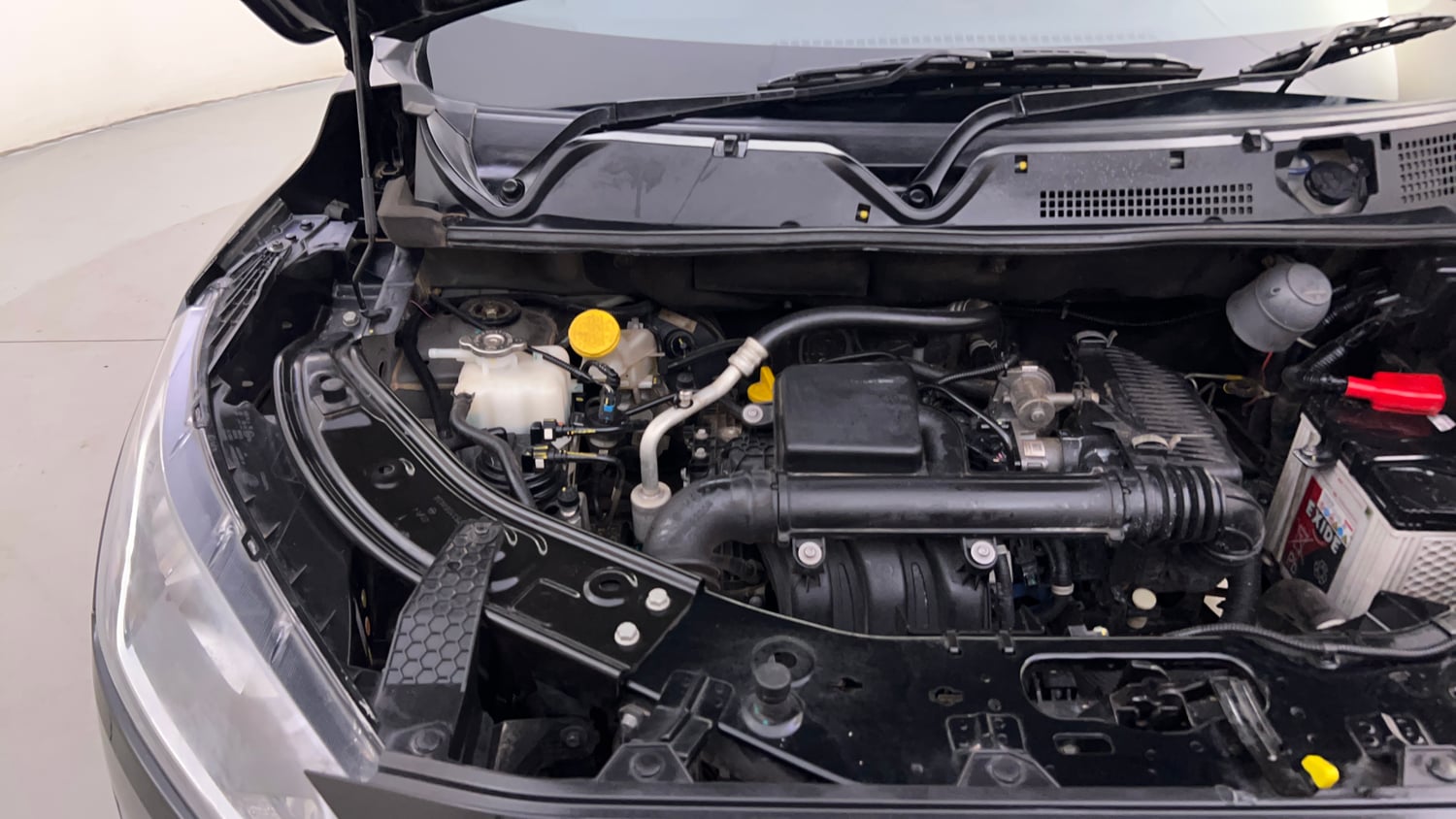 Used 2024 Nissan Magnite XE Petrol Manual engine ENGINE RIGHT SIDE HINGE & APRON VIEW
