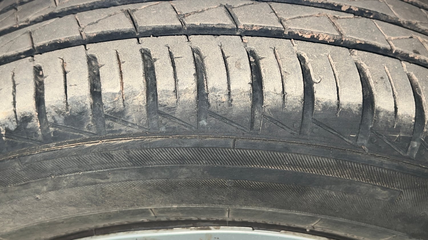 Used 2016 Maruti Suzuki Celerio VXi AMT Petrol Automatic tyres LEFT FRONT TYRE TREAD VIEW