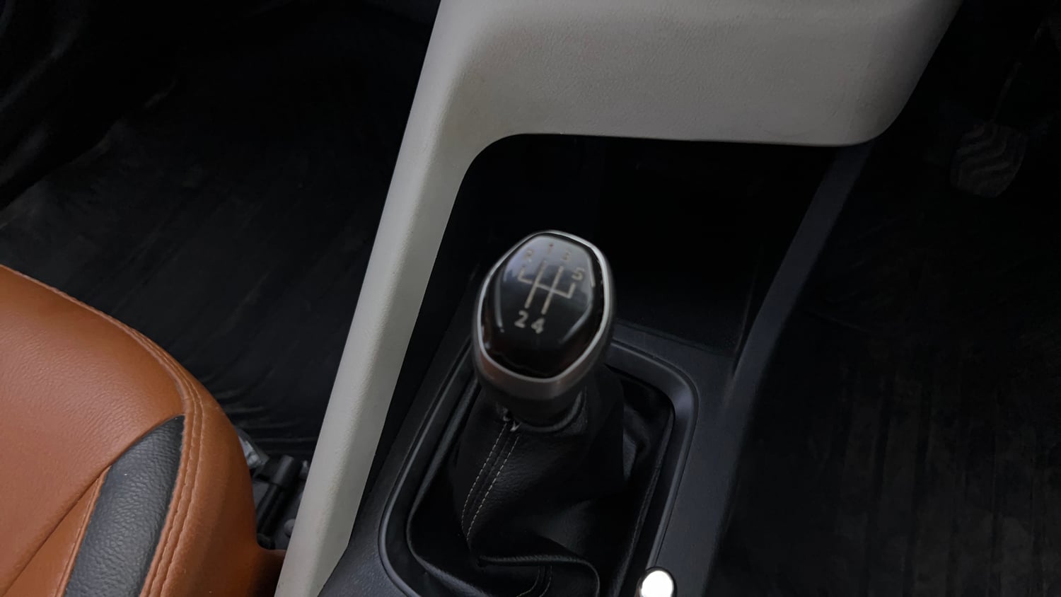 Used 2024 Nissan Magnite XE Petrol Manual interior GEAR  KNOB VIEW