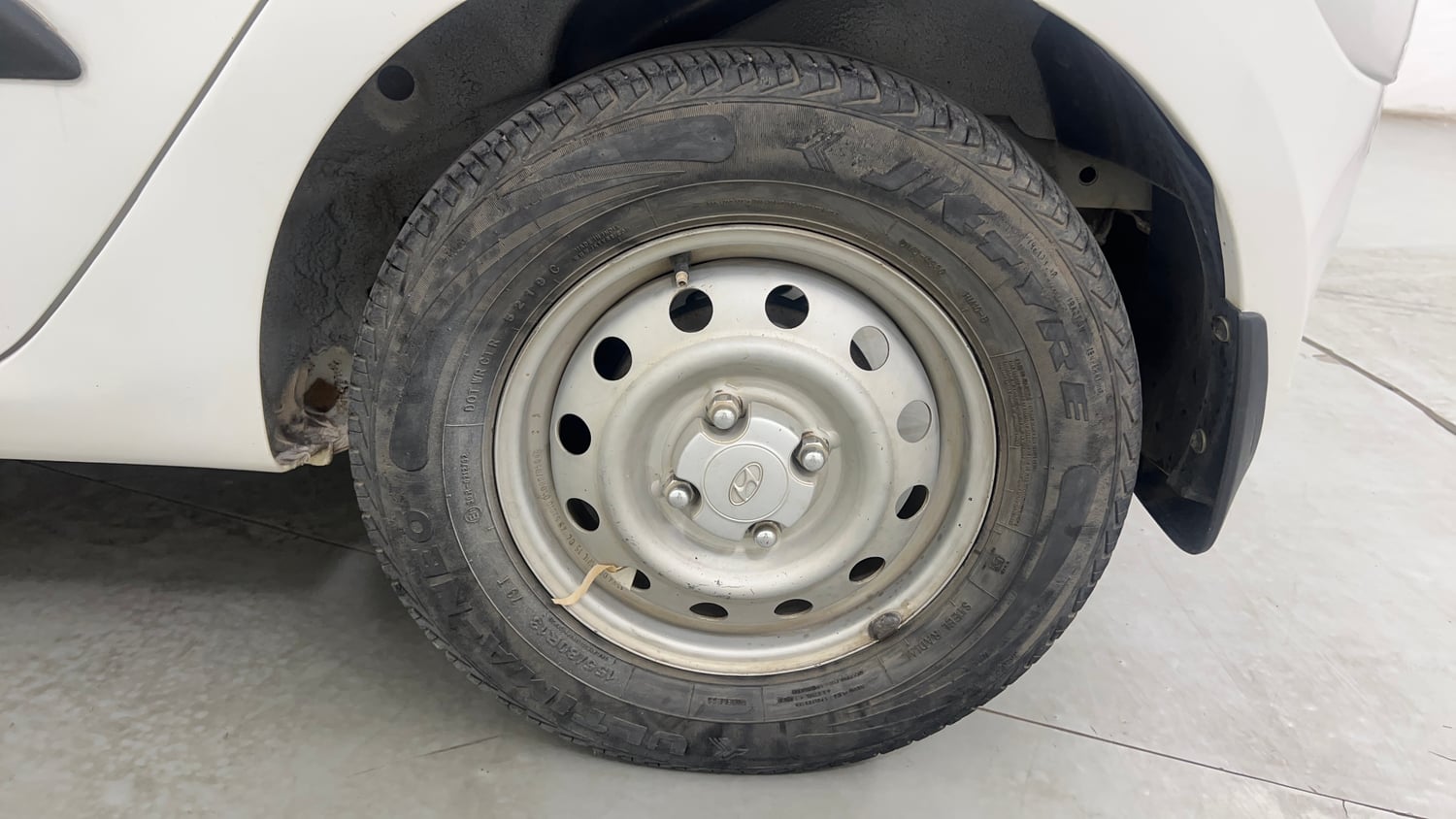 Used 2015 Hyundai i10 Magna 1.1 iRDE2 Petrol Manual tyres LEFT REAR TYRE RIM VIEW