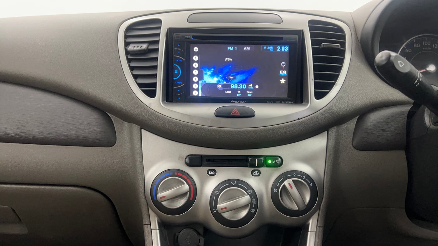 Used 2015 Hyundai i10 Magna 1.1 iRDE2 Petrol Manual interior MUSIC SYSTEM & AC CONTROL VIEW