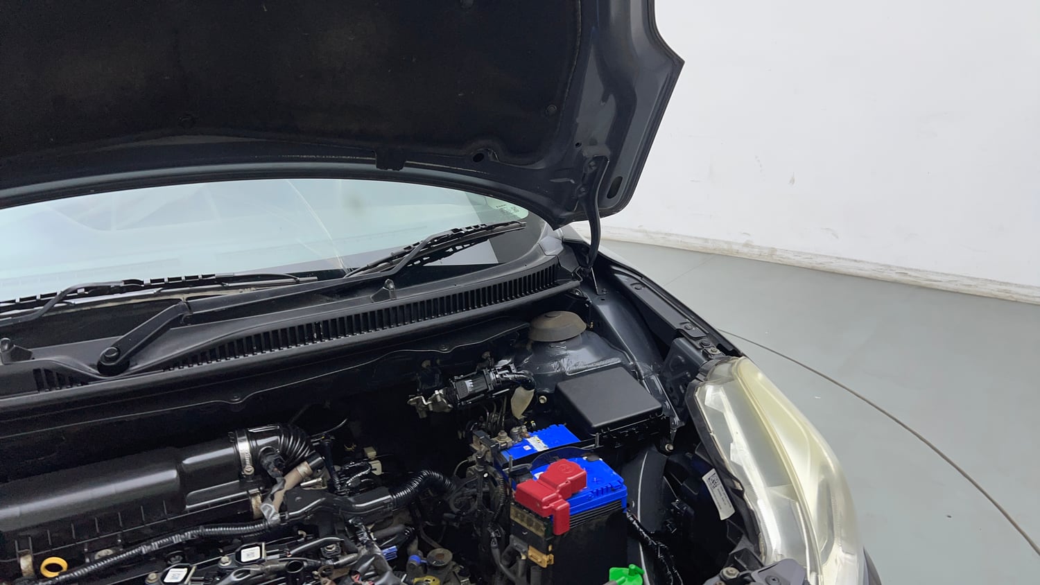 Used 2018 Maruti Suzuki Baleno Delta 1.2 Petrol Manual engine ENGINE LEFT SIDE HINGE & APRON VIEW