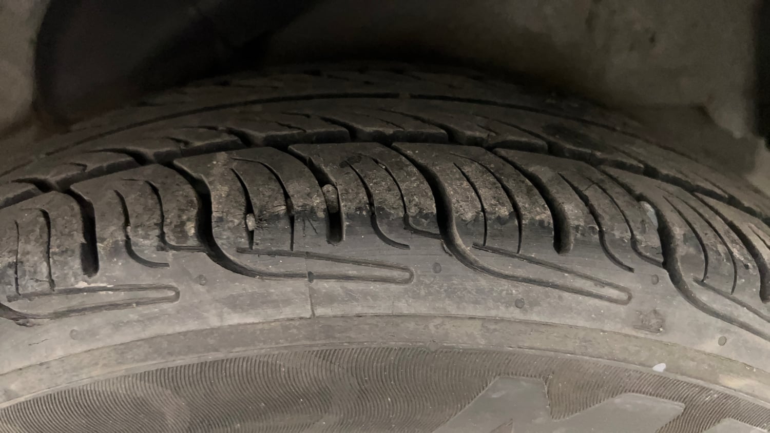 Used 2014 Hyundai i10 Magna 1.1 iRDE2 Petrol Manual tyres LEFT REAR TYRE TREAD VIEW