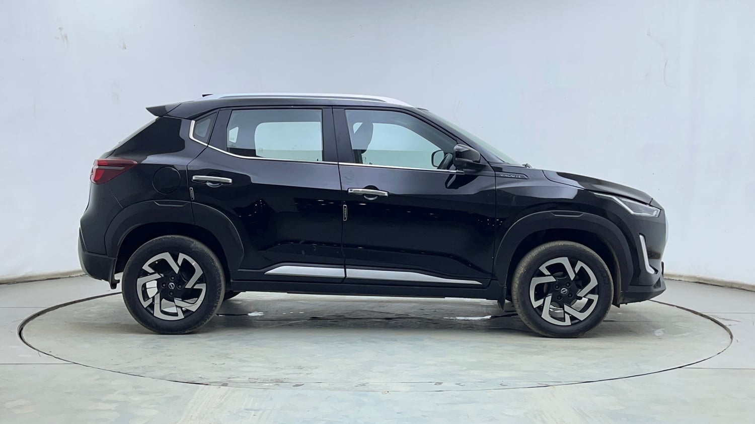 Used 2024 Nissan Magnite XV Premium (O)Turbo CVT Petrol Automatic exterior RIGHT SIDE VIEW
