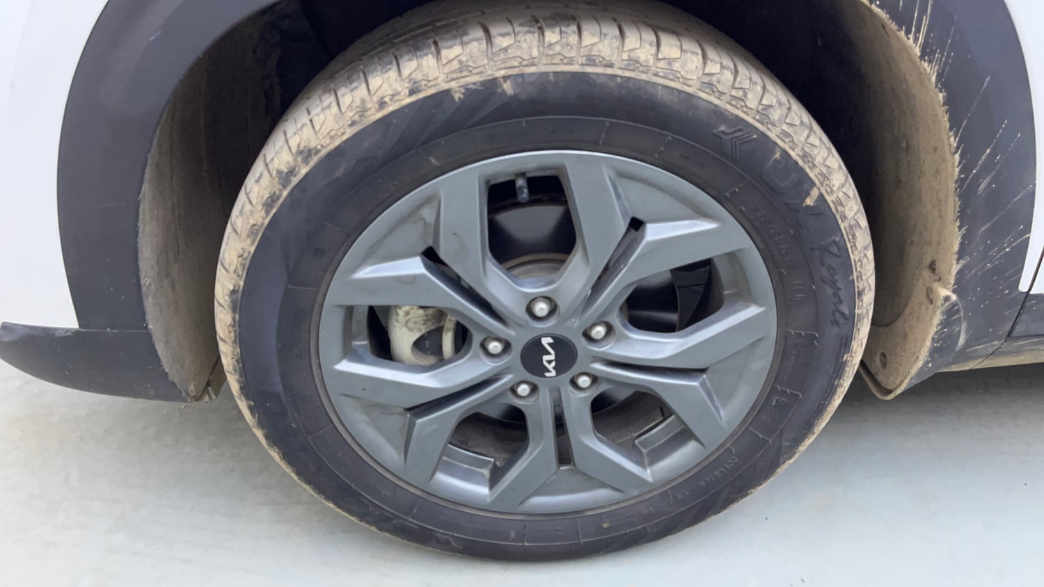 Used 2024 Kia Seltos HTX 1.5 Petrol MT Petrol Manual tyres LEFT FRONT TYRE RIM VIEW
