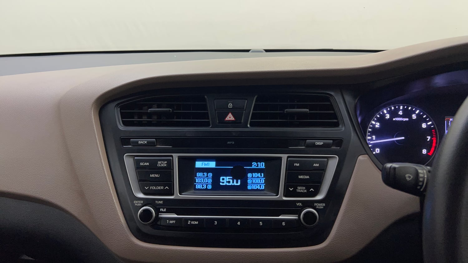 Used 2017 Hyundai Elite i20 Magna Executive 1.2 Petrol Manual top_features Integrated (in-dash) music system
