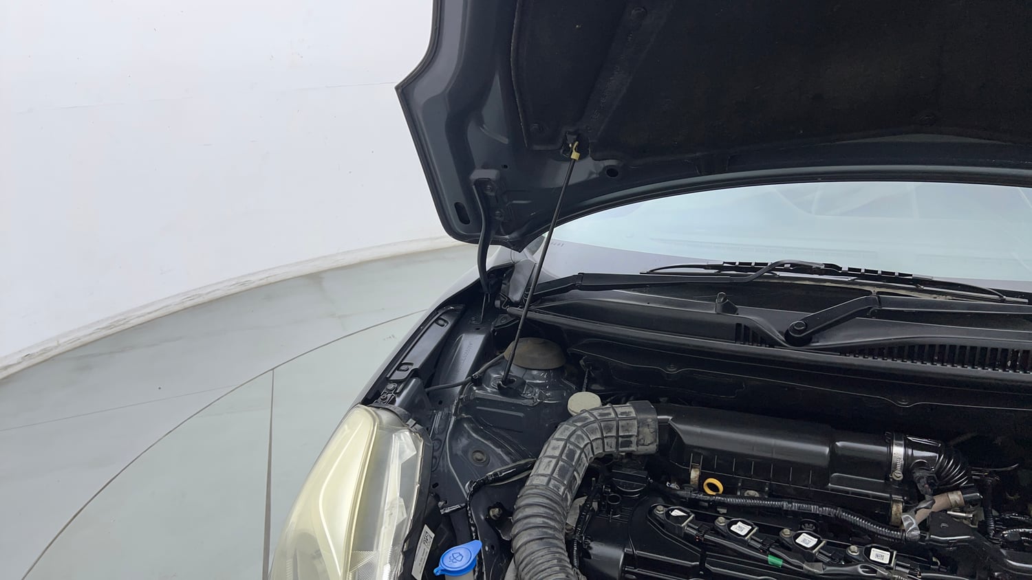 Used 2018 Maruti Suzuki Baleno Delta 1.2 Petrol Manual engine ENGINE RIGHT SIDE HINGE & APRON VIEW