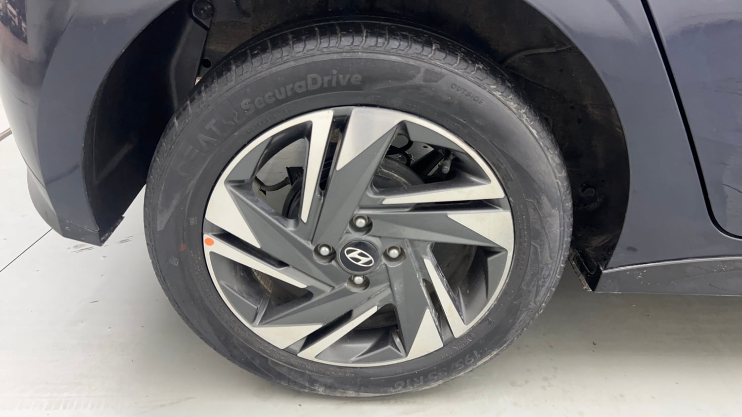 Used 2021 Hyundai i20 Asta 1.2 IVT Petrol Automatic tyres RIGHT REAR TYRE RIM VIEW