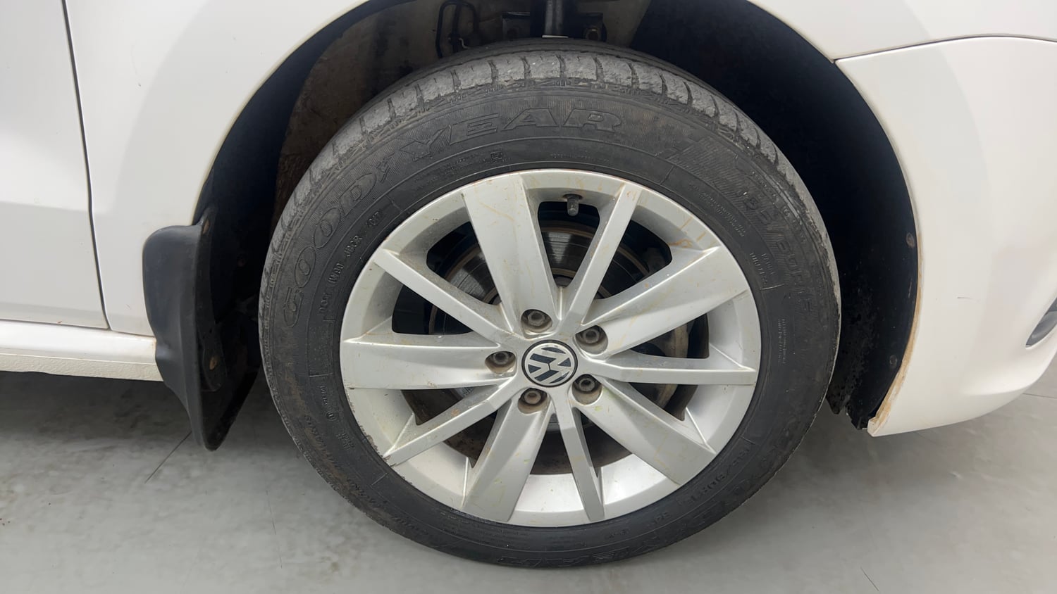 Used 2015 Volkswagen Polo Highline1.2L (P) Petrol Manual tyres RIGHT FRONT TYRE RIM VIEW