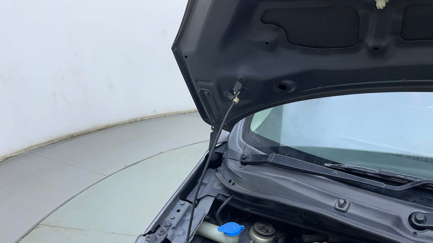 Used 2014 Maruti Suzuki Wagon R VXI Petrol Manual engine ENGINE RIGHT SIDE HINGE & APRON VIEW