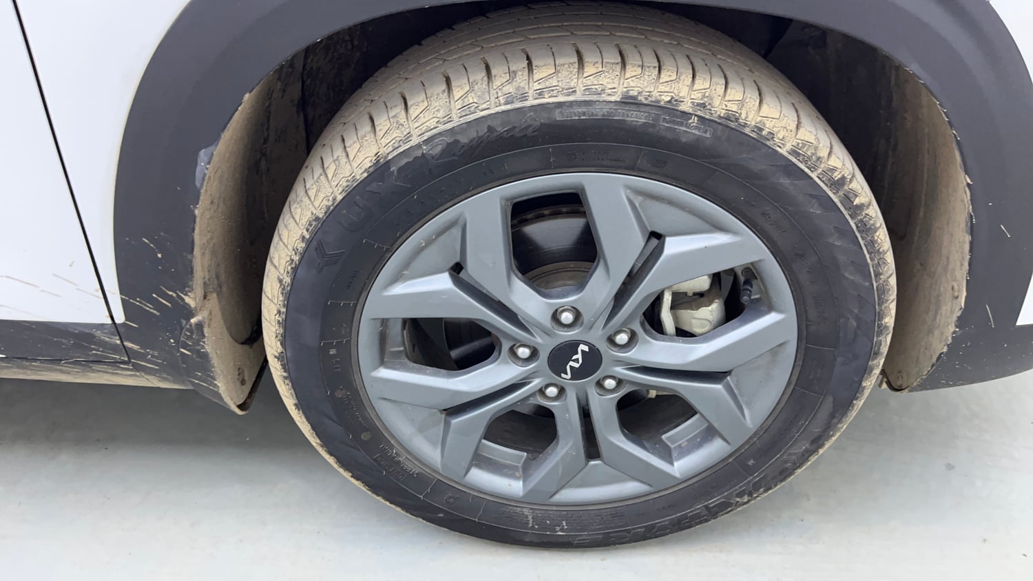 Used 2024 Kia Seltos HTX 1.5 Petrol MT Petrol Manual tyres RIGHT FRONT TYRE RIM VIEW