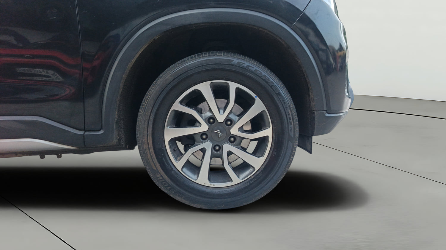 Used 2022 Mahindra Scorpio N Z8 L Diesel AT 4WD 7 STR Diesel Automatic tyres RIGHT FRONT TYRE RIM VIEW