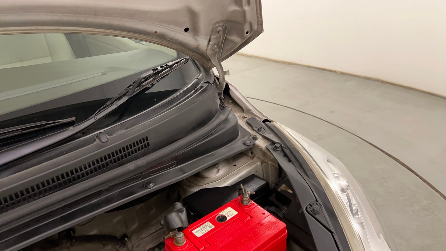 Used 2014 Hyundai i10 Magna 1.1 iRDE2 Petrol Manual engine ENGINE LEFT SIDE HINGE & APRON VIEW