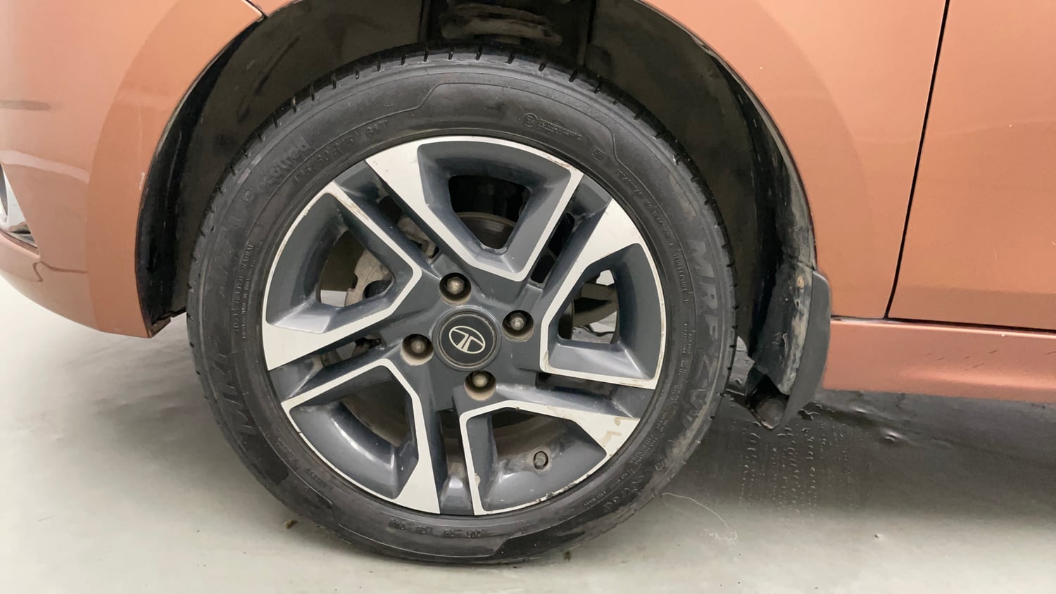 Used 2018 Tata Tigor Revotron XZ (O) Petrol Manual tyres LEFT FRONT TYRE RIM VIEW