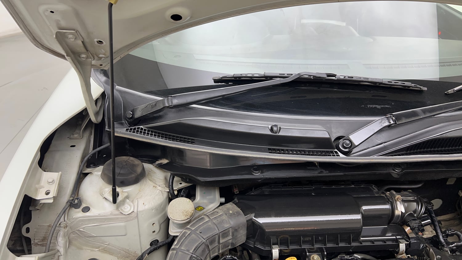 Used 2019 Maruti Suzuki Swift VXi Petrol Manual engine ENGINE RIGHT SIDE HINGE & APRON VIEW