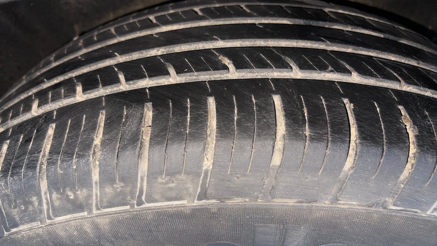 Used 2022 Mahindra XUV700 AX 7 Petrol MT 7 STR Petrol Manual tyres RIGHT REAR TYRE TREAD VIEW