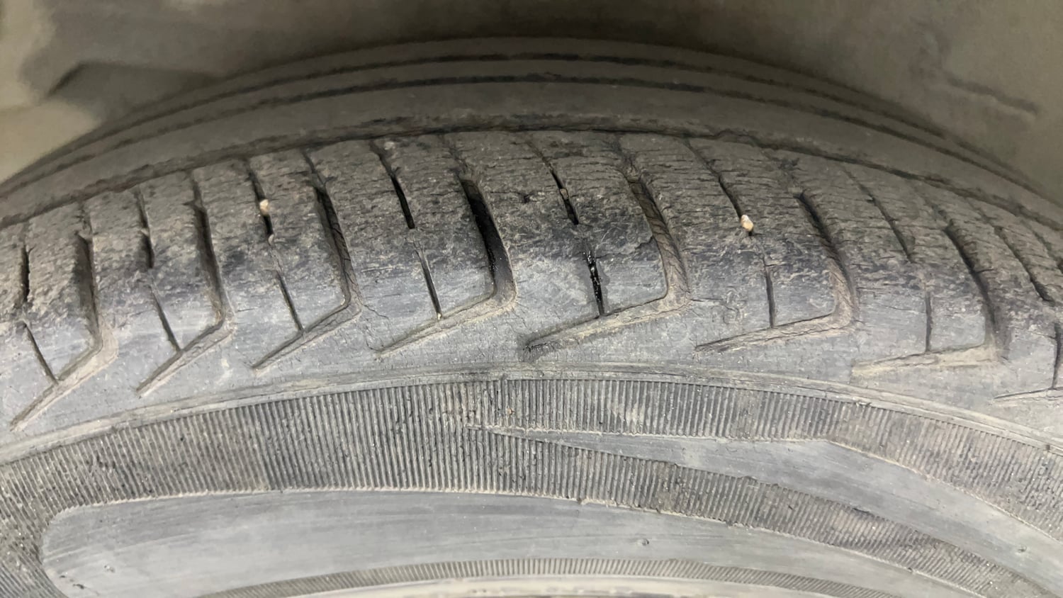 Used 2015 Hyundai i10 Magna 1.1 iRDE2 Petrol Manual tyres RIGHT REAR TYRE TREAD VIEW