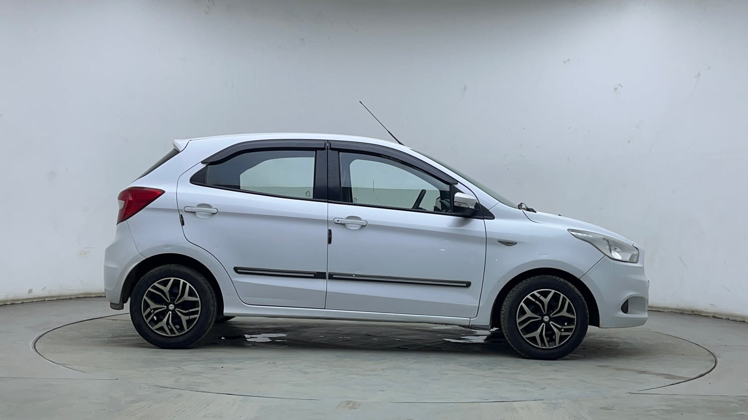 Used 2016 Ford Figo Trend 1.2 Ti-VCT Petrol Manual exterior RIGHT SIDE VIEW