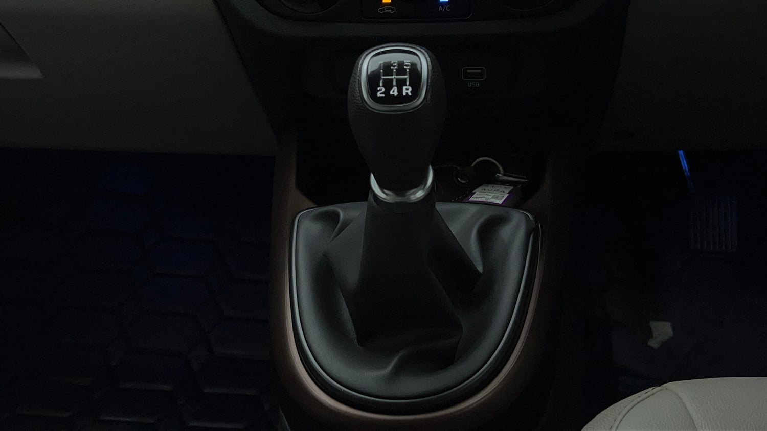 Used 2023 Hyundai Aura SX 1.2 CNG Cng Manual interior GEAR  KNOB VIEW