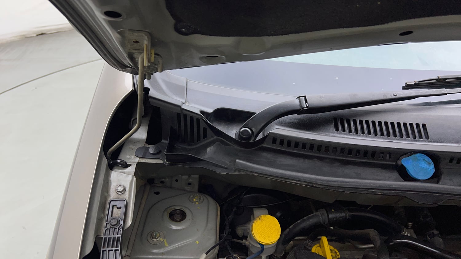 Used 2018 Datsun Redi-GO A Petrol Manual engine ENGINE RIGHT SIDE HINGE & APRON VIEW