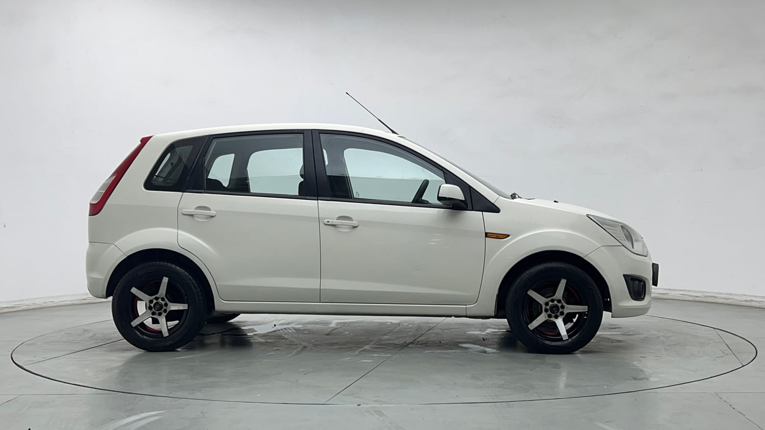 Used 2014 Ford Figo Duratec Petrol EXI 1.2 Petrol Manual exterior RIGHT SIDE VIEW