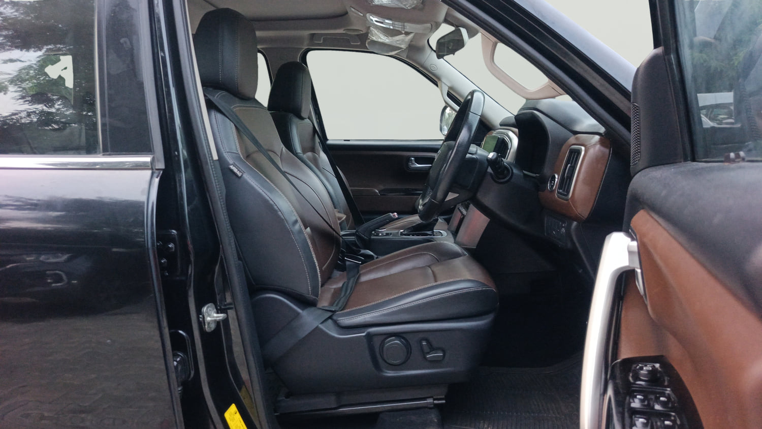 Used 2022 Mahindra Scorpio N Z8 L Diesel AT 4WD 7 STR Diesel Automatic interior RIGHT SIDE FRONT DOOR CABIN VIEW
